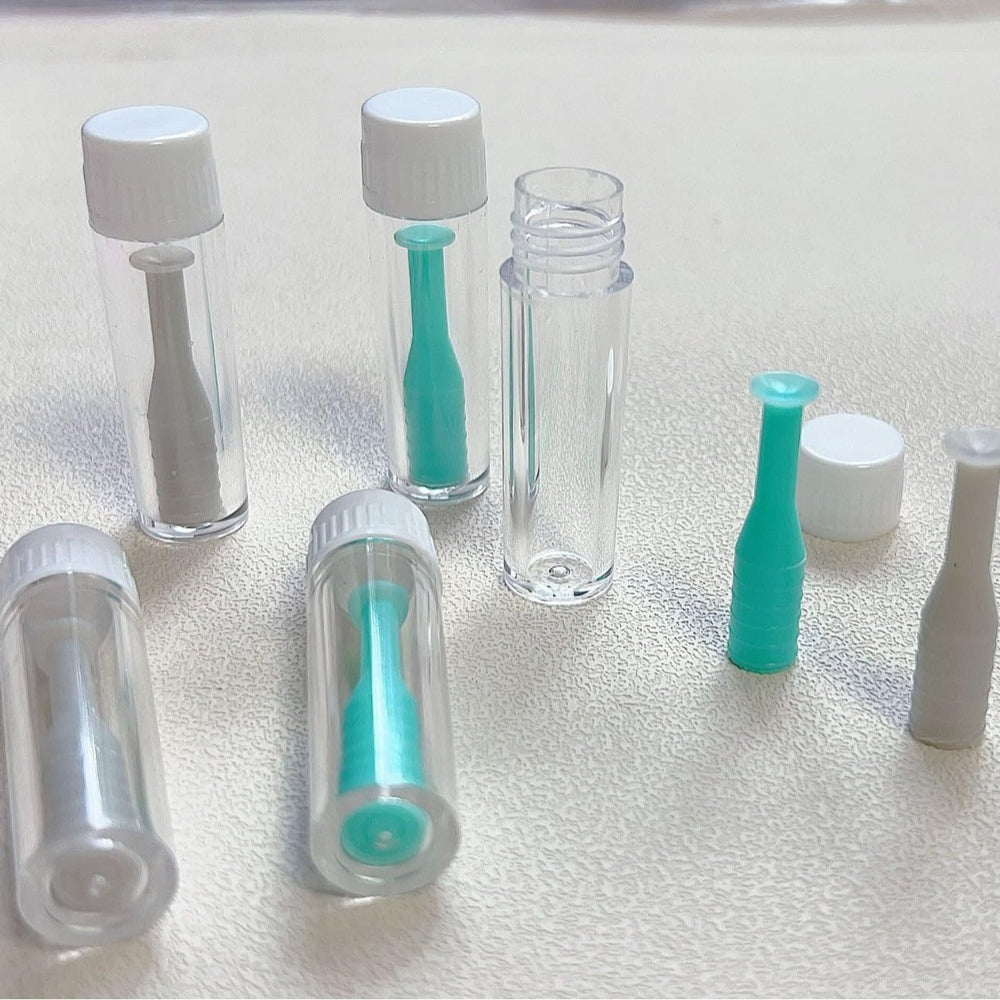 Gentle suction cup for safe lens removal