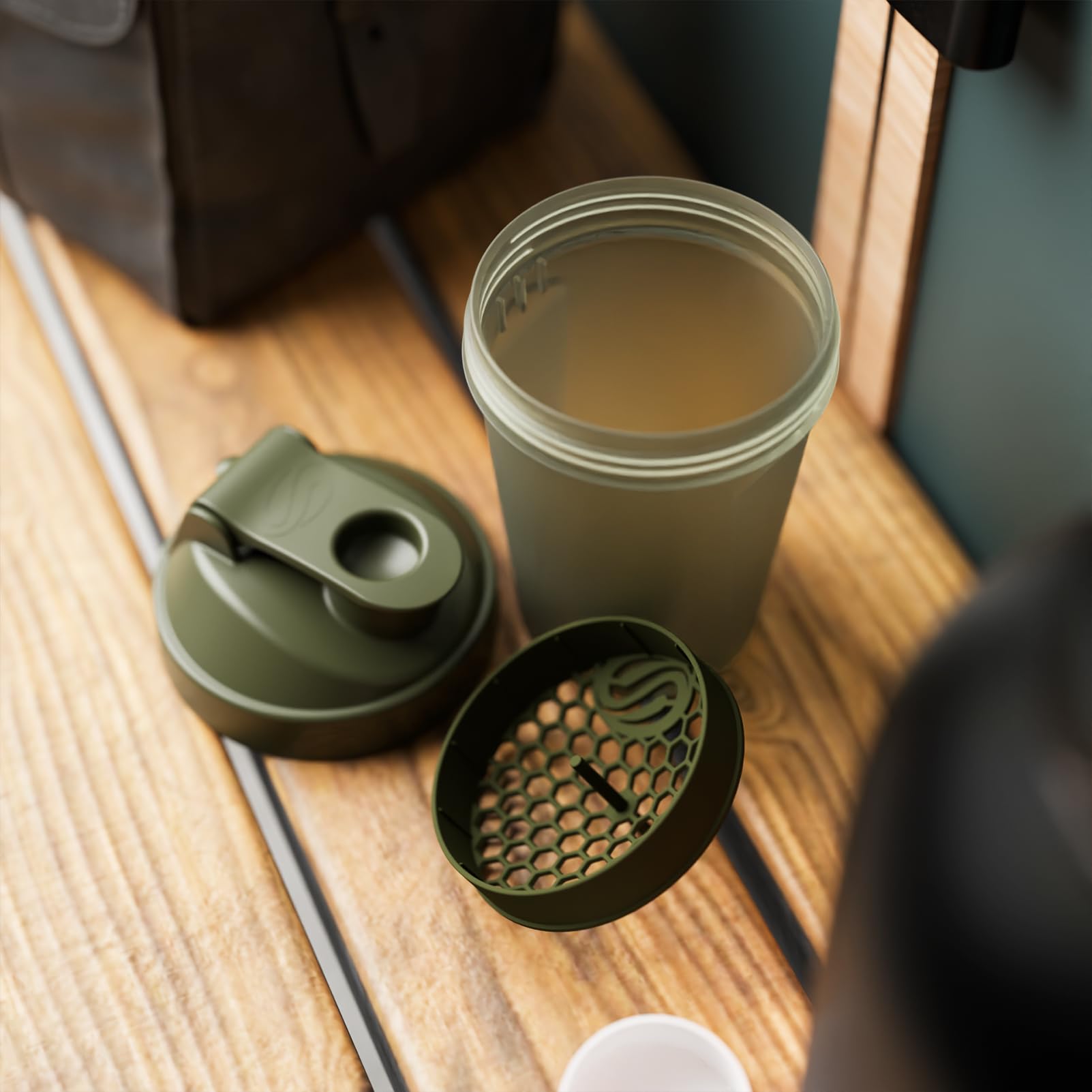 Smartshake mixer-net snaps into place for a smooth, lump-free shake