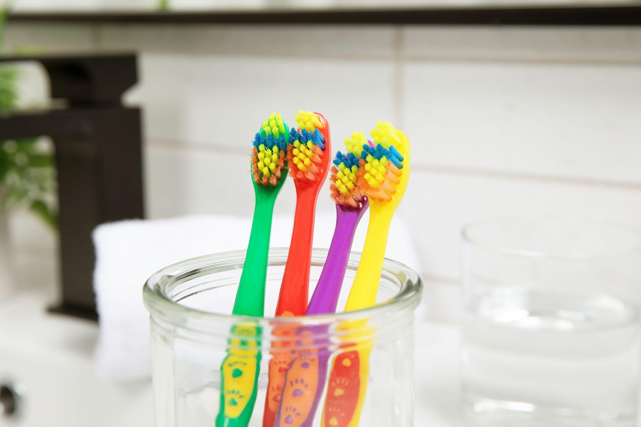 Soft, rounded bristles with contour trimming