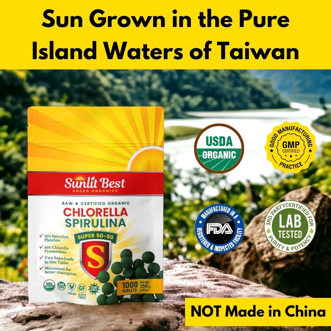 Chlorella spirulina blend with natural ingredients concept