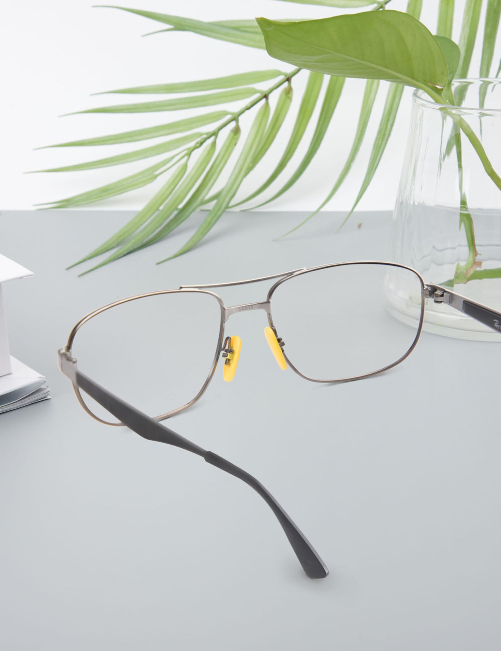 Easy-install plug-in nose pads for rimless sunglasses