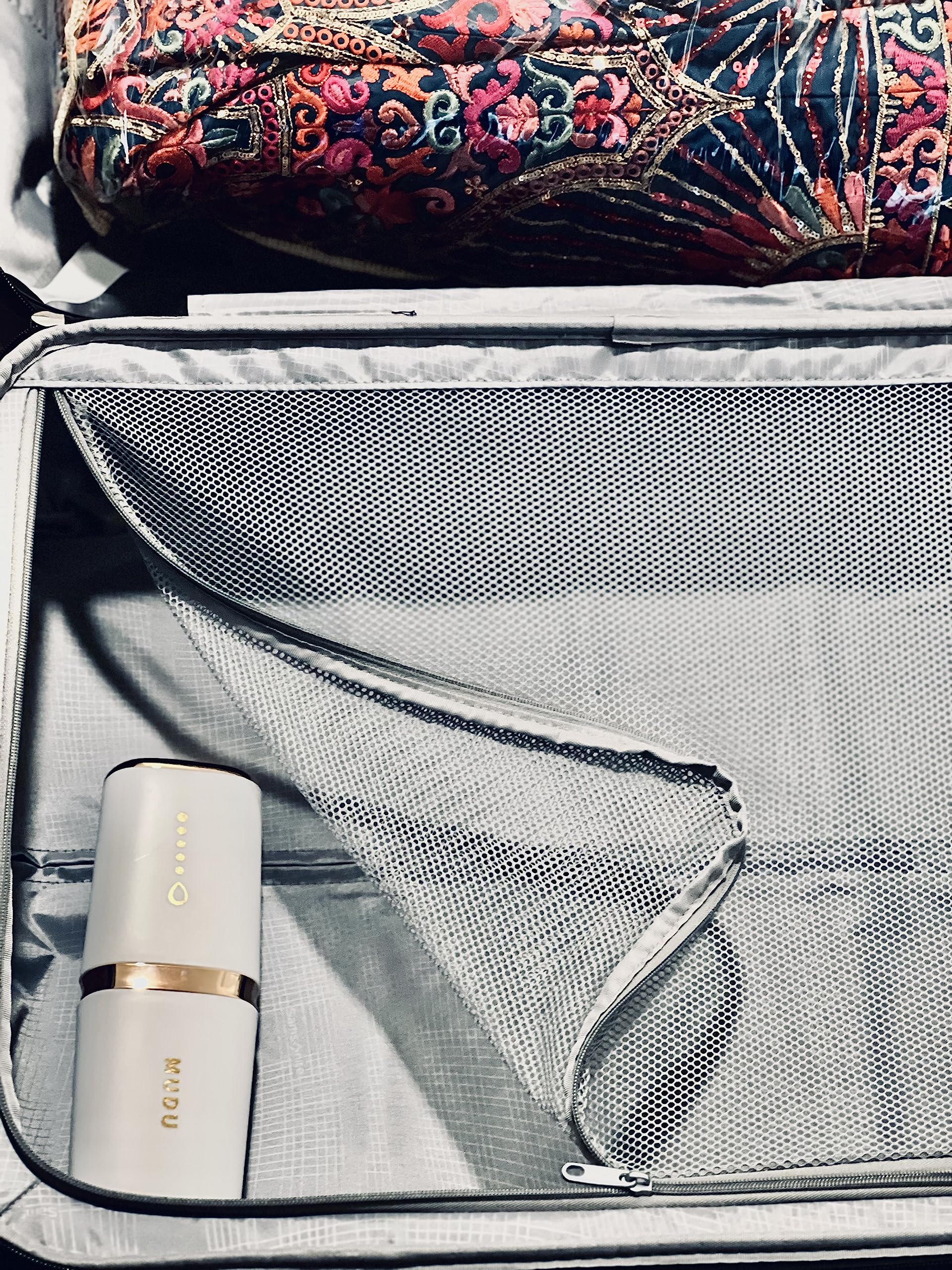 Durable, easy-to-clean travel organizer with protective cover