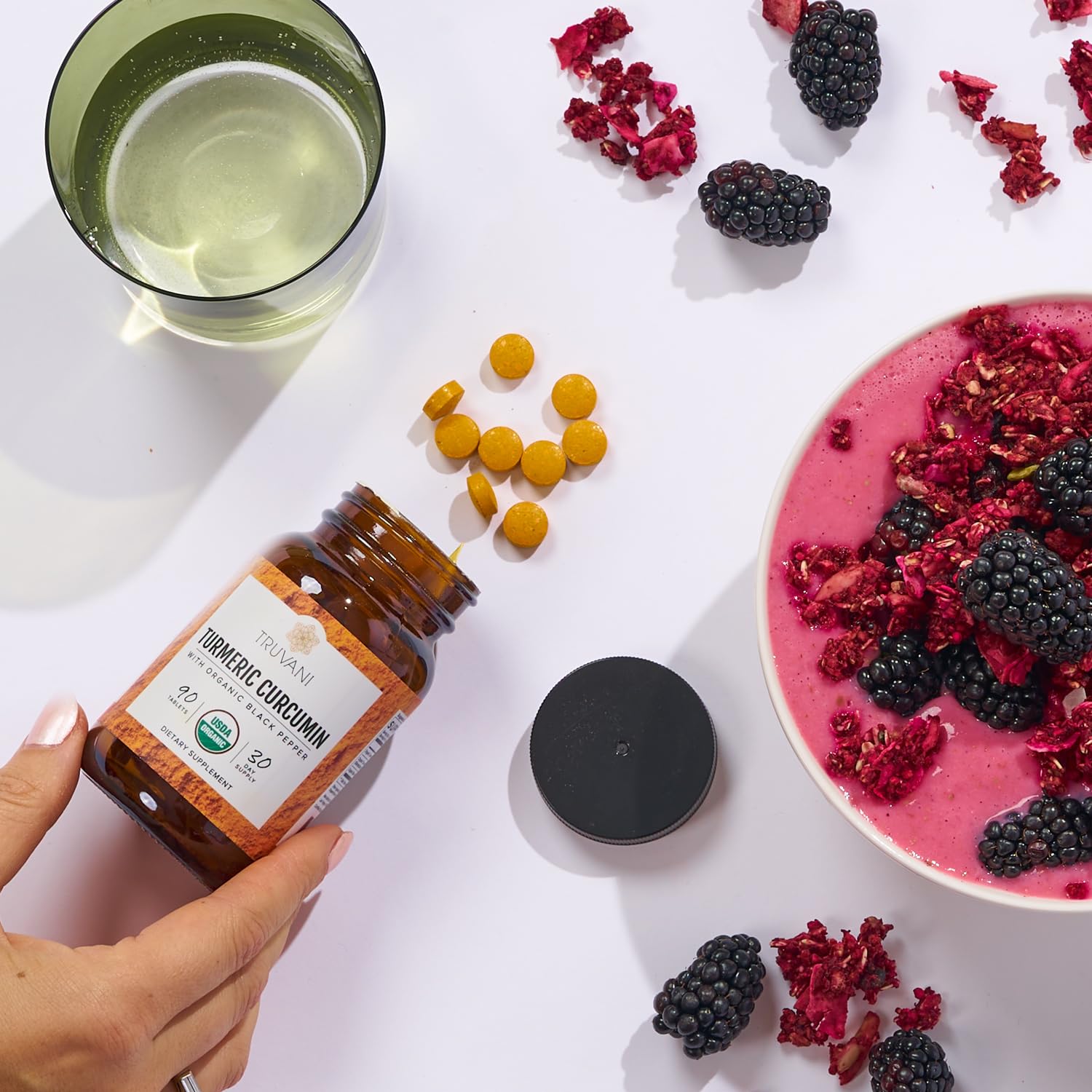 Illustration of health benefits: joints and cardiovascular support from turmeric curcumin