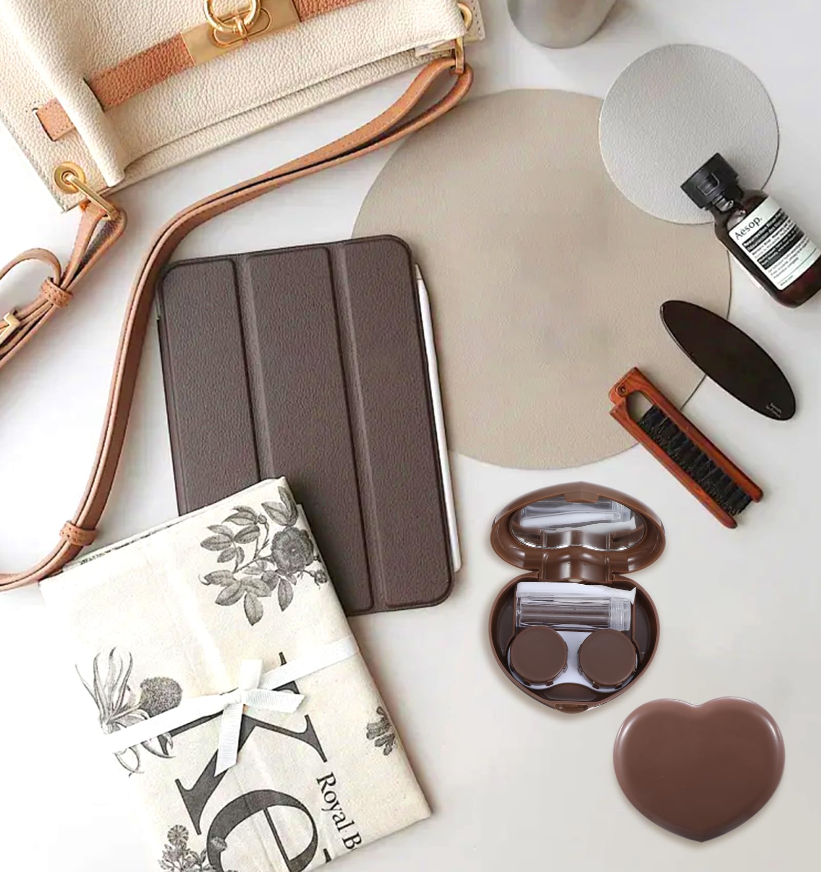 Swivel lid securely protecting lenses