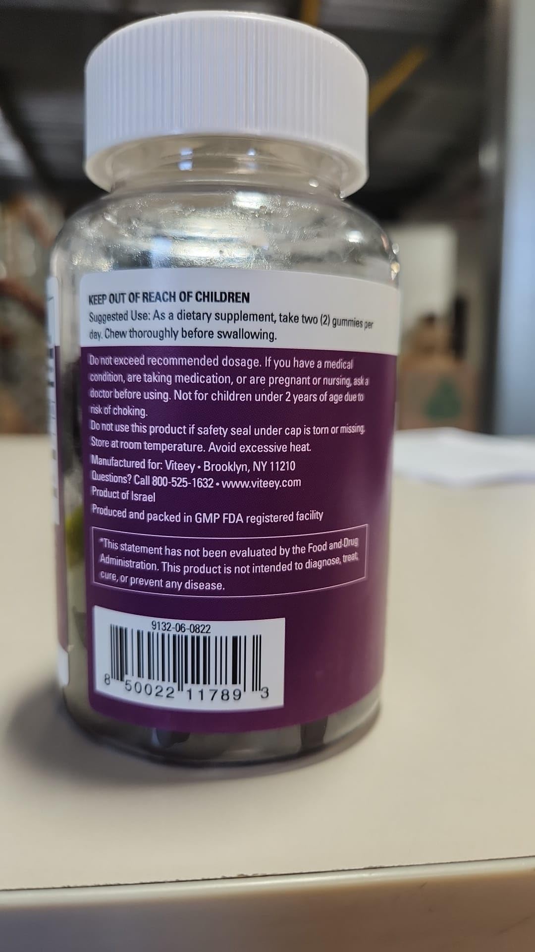 Illustration of Moringa leaves and gummies