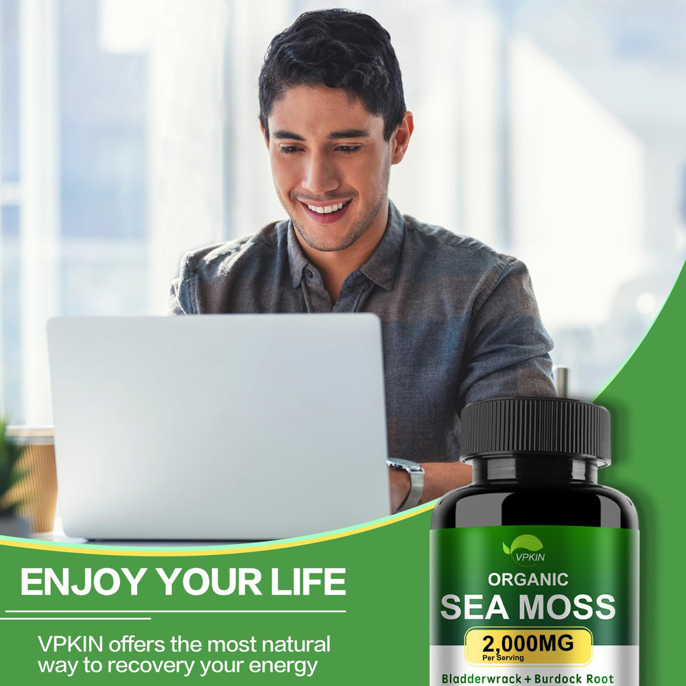 Sea moss capsules with smoothie to illustrate serving