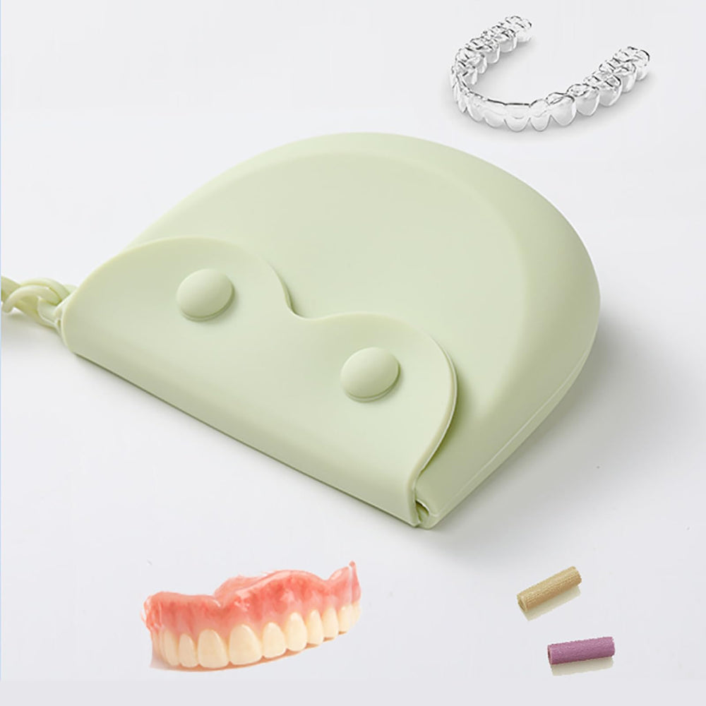 Compact 4 x 4 x 0.6 inch travel retainer case