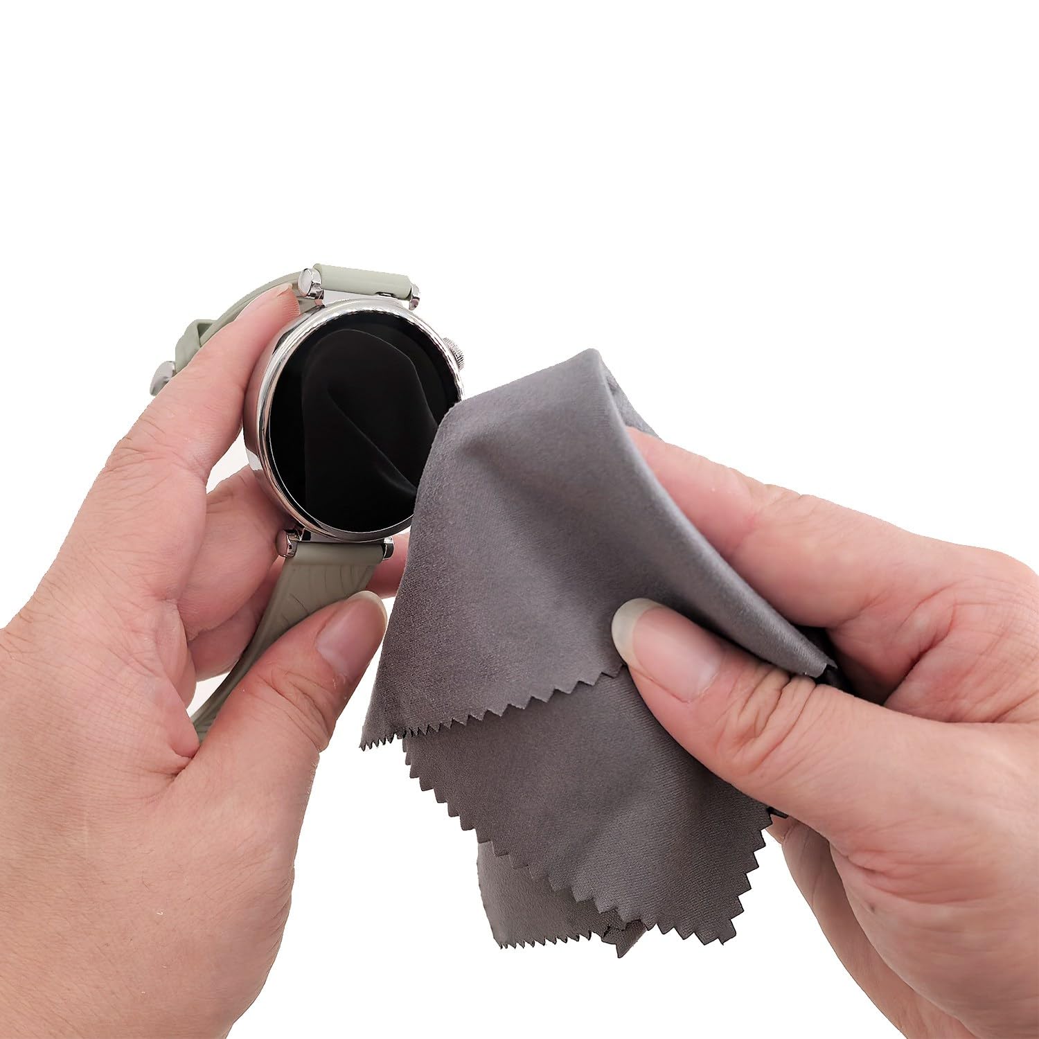 Lint-free and streak-free surface cleaning with microfiber cloth